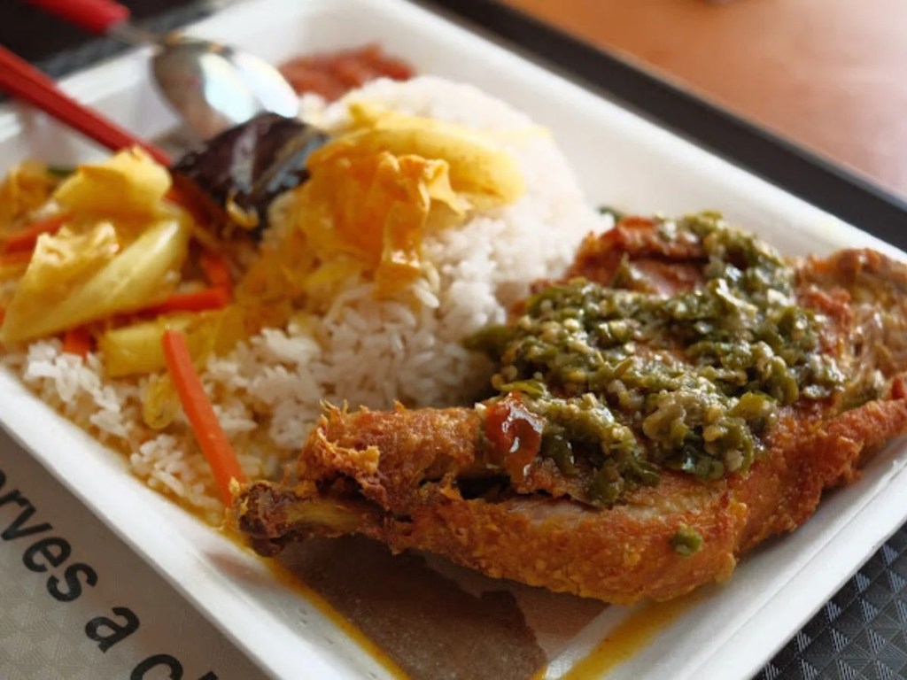 Best Stalls At Maxwell Food Centre | Alimama Green Chilli Chicken Rice & Prawn Noodle