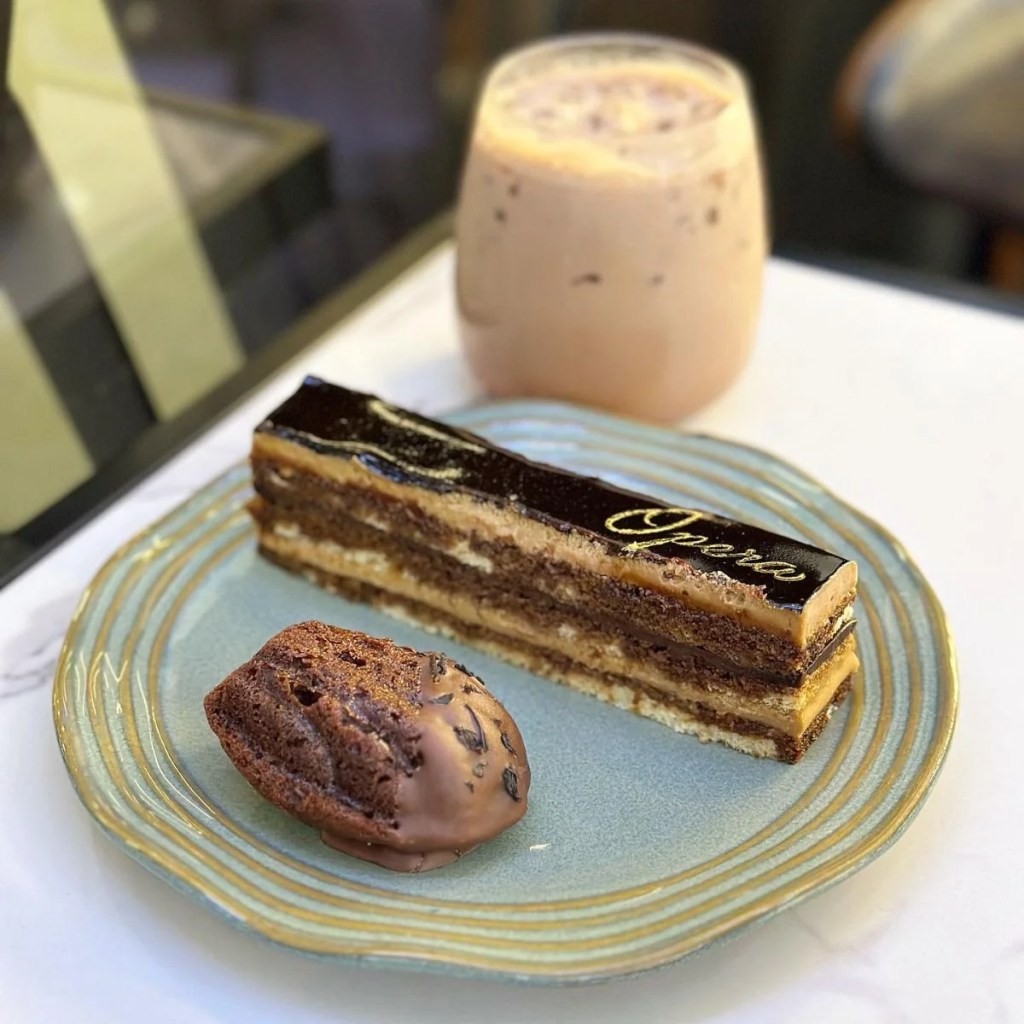 Best Food Places In VivoCity | Awfully Chocolate