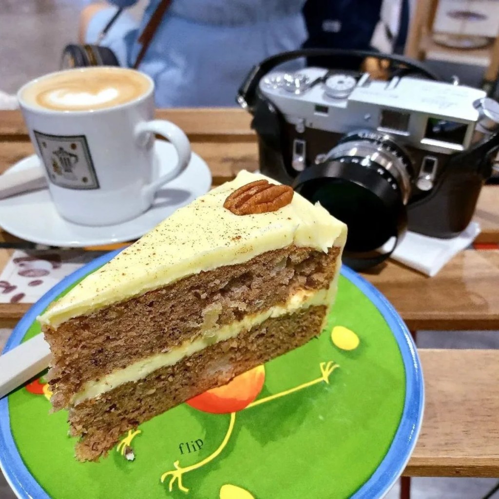 Best Food Places In Wheelock Place | The Humble Pie & The Ugly Cake Shop